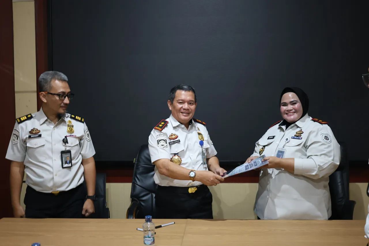 Kanwil Ditjen Imigrasi Sultra Perkuat Sinergi Antarinstansi, Serahkan Kendaraan Operasional kepada Lapas Perempuan Kendari