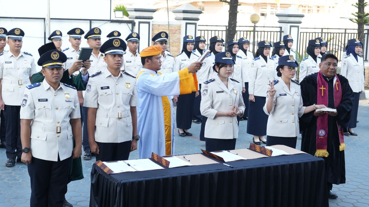 KANWIL DITJEN IMIGRASI SULTRA LANTIK DUA PEJABAT NONMANAJERIAL DAN AMBIL SUMPAH 67 PNS