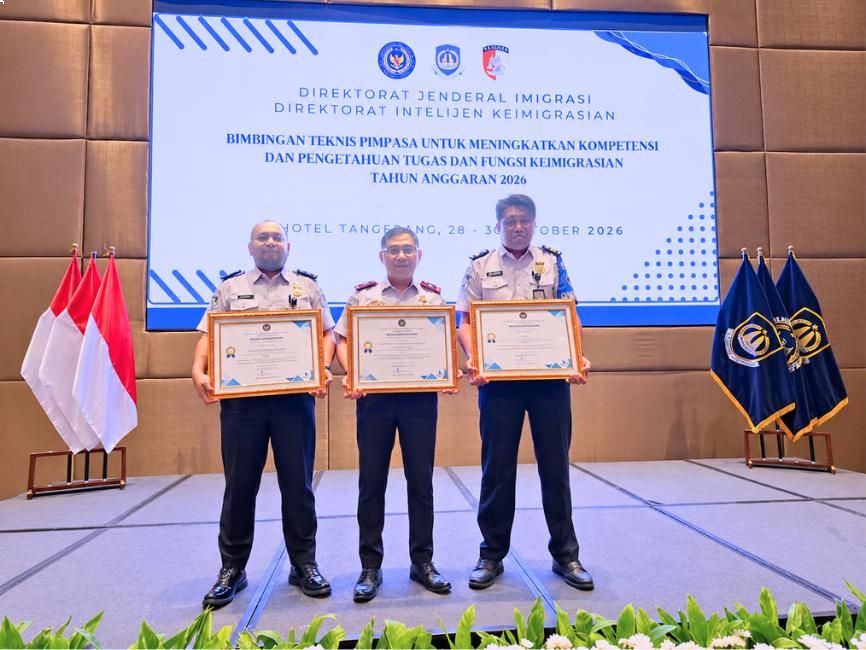 Kanwil Ditjen Imigrasi Sultra Raih Penghargaan Kanwil Teraktif dalam Program Desa Binaan Imigrasi dan PIMPASA